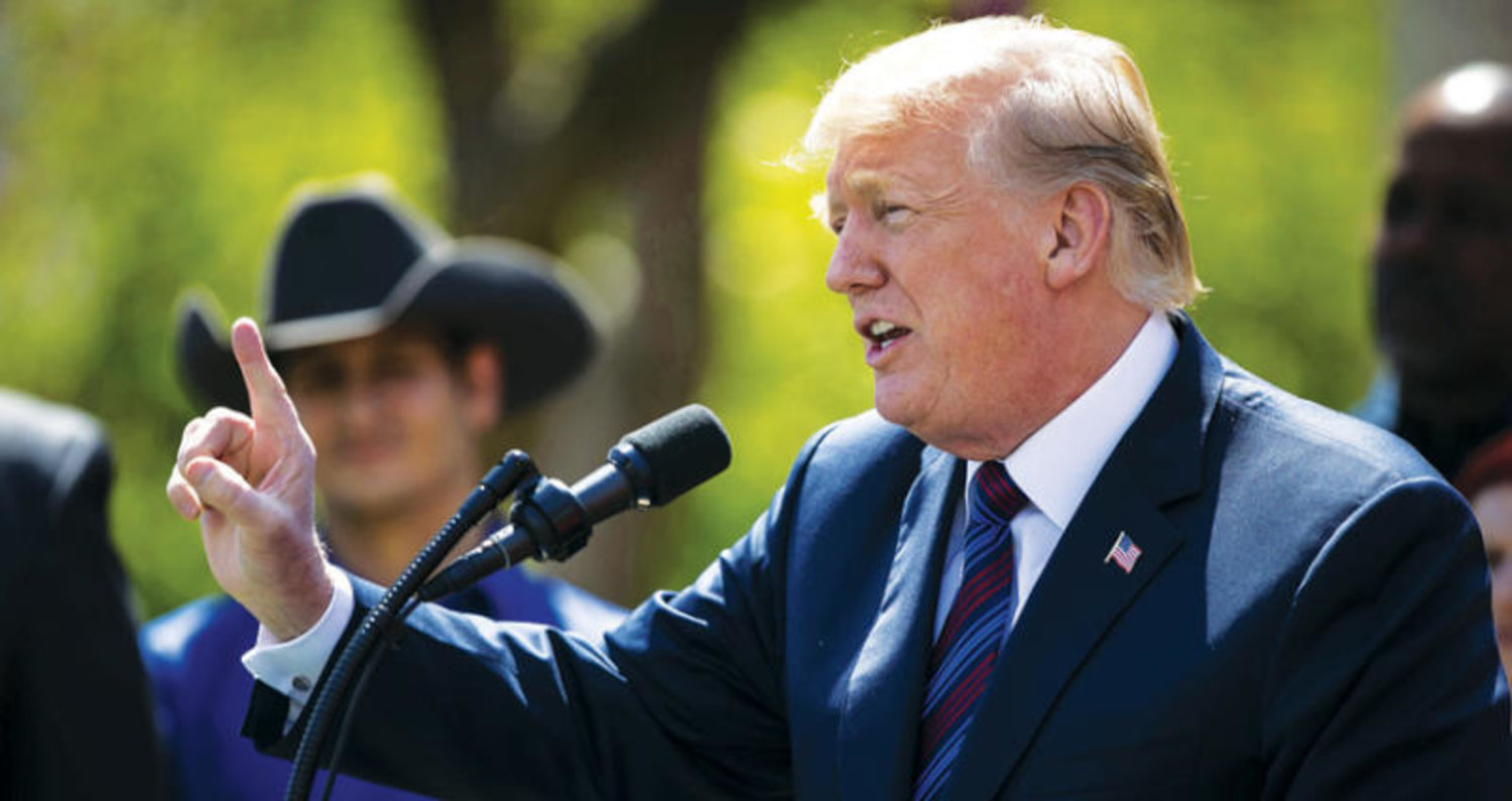 الرئيس الأميركي يخاطب الإعلام في مؤتمر صحافي في حديقة البيت الأبيض (بلومبيرغ)
