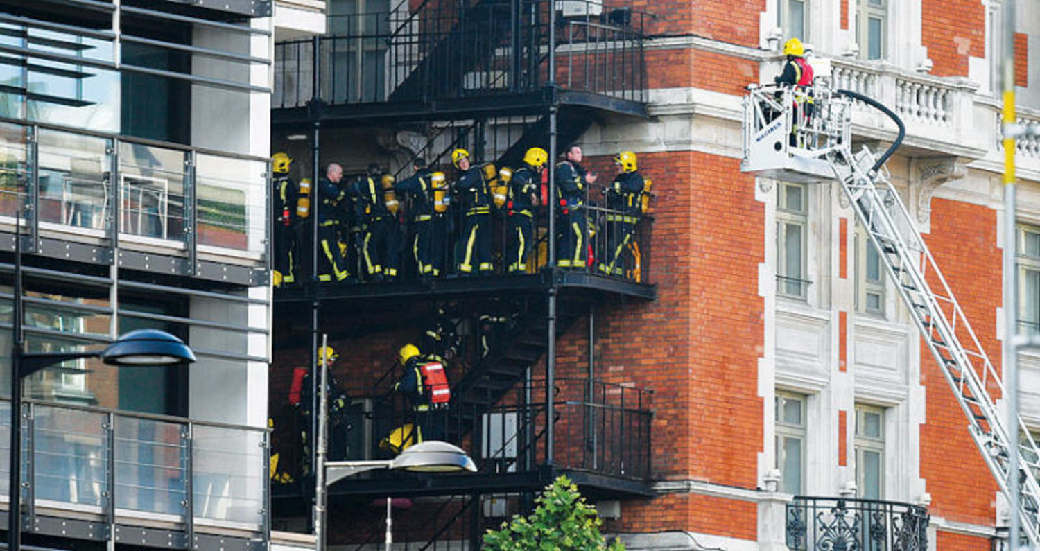 فرق الطوارئ تتعامل مع حريق فندق ماندرين أورينتال بلندن أمس (إ.ب.أ)
