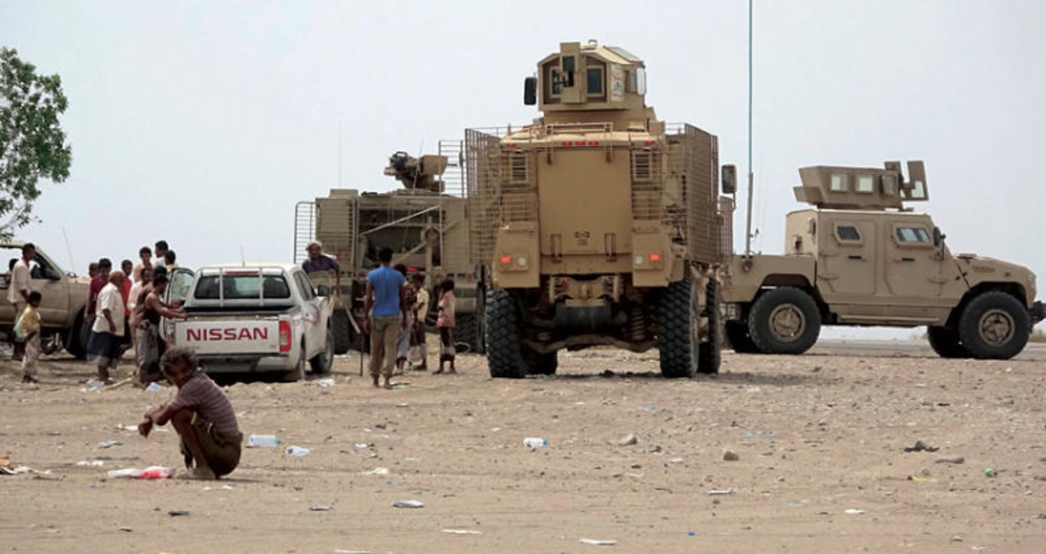 قوات الجيش اليمني التابع للشرعية تتجمع في محافظة الحديدة بالقرب من مدينة زبيد أمس (أ.ف.ب)
