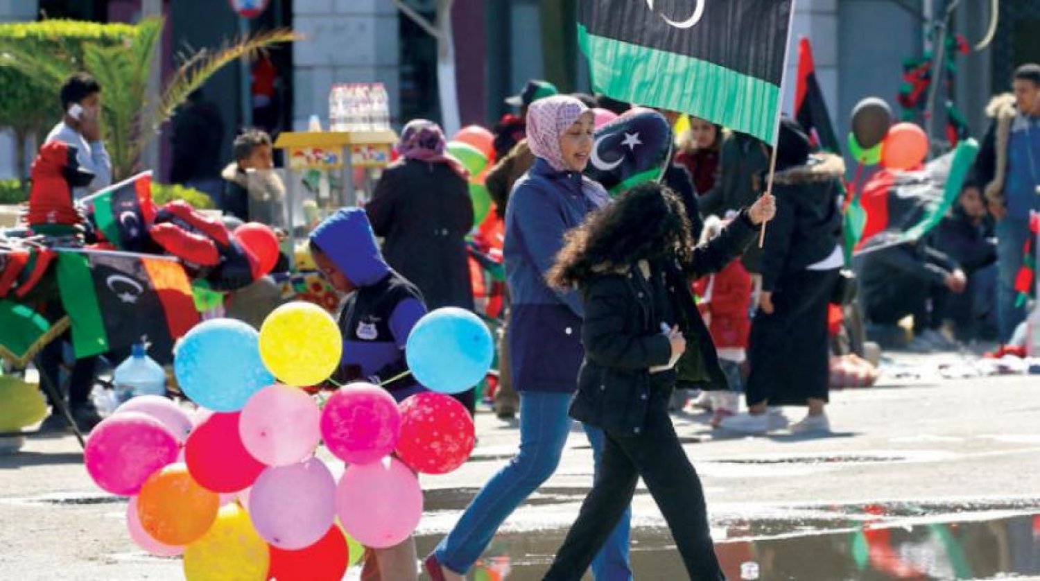 Trablus’taki devrim yıldönümünde Libyalılar ülke bayraklarını taşıyor (AFP)