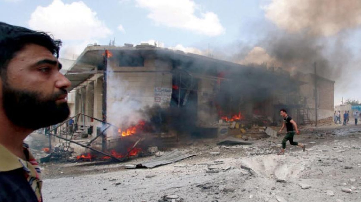 İdlib kırsalına dün düzenlenen saldırının ardından (AFP)
