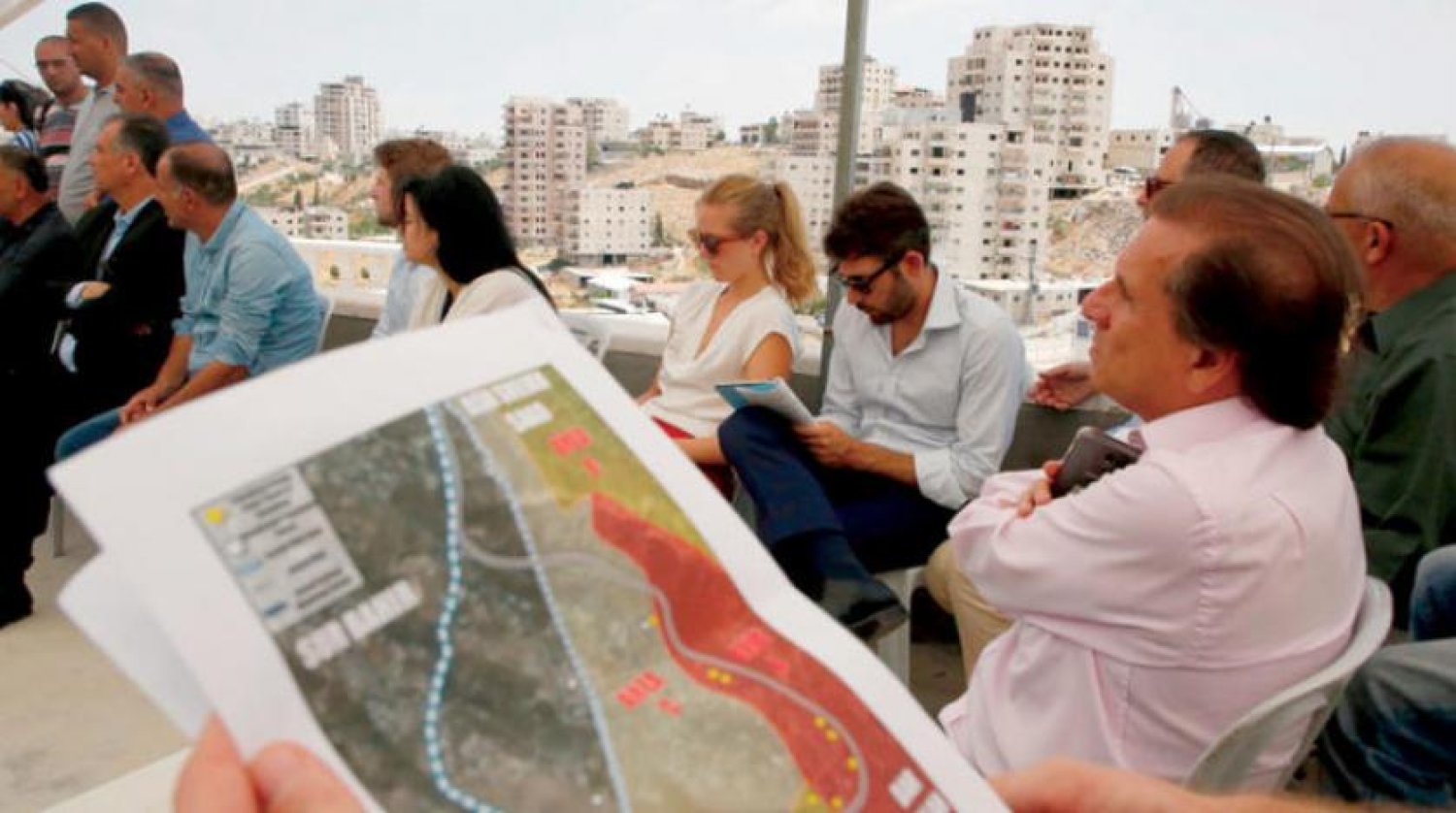 Filistin İdaresinin Avrupalı diplomatlar için İsrail’in Kudüs ve Batı Şeria’daki binaları yıkma planını anlattığı oturum (AFP)