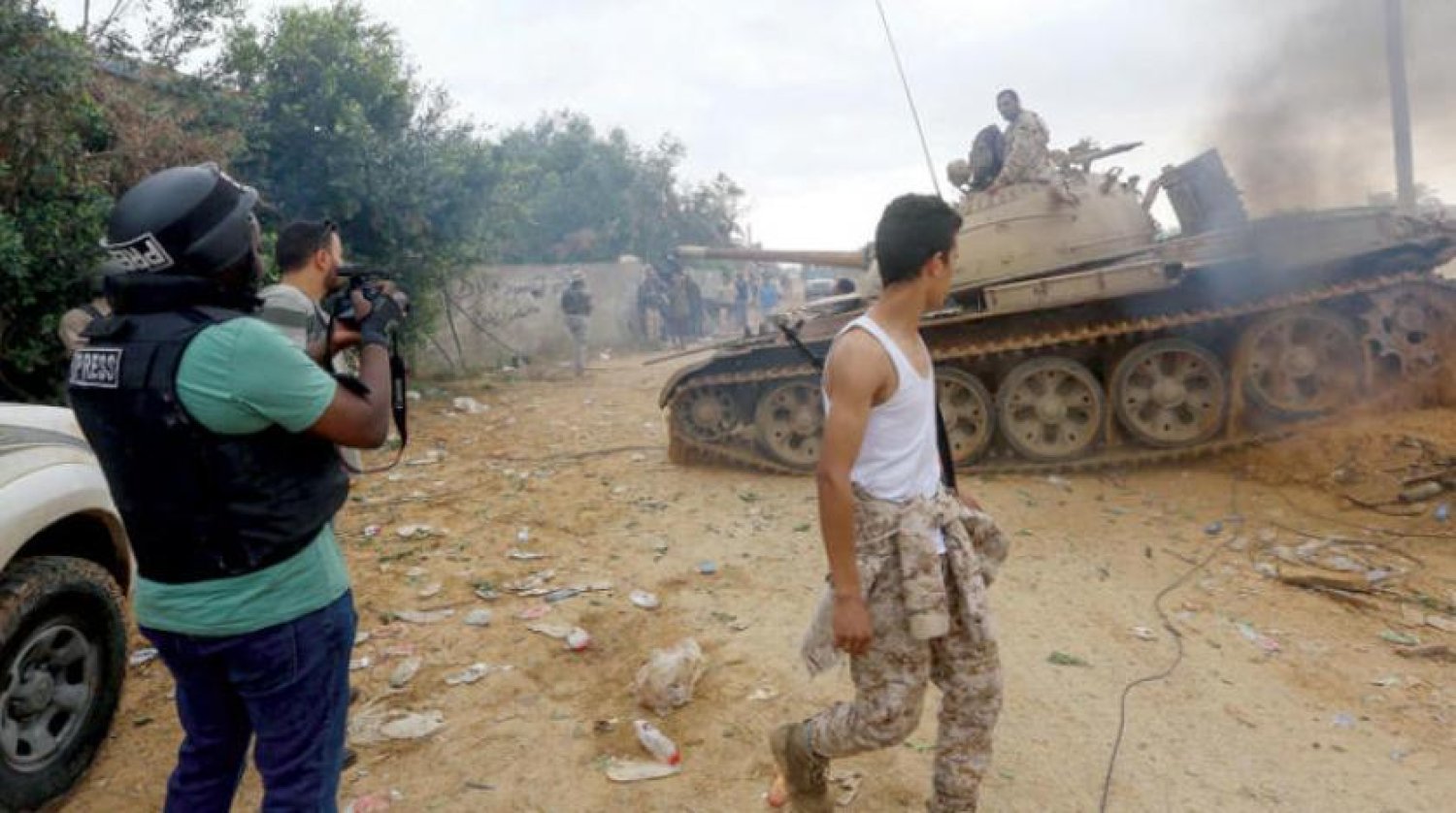 Trablus’taki Ulusal Ordu güçleri ve UMH yandaşı milisler arasında devam eden çatışmalardan bir görüntü (AFP)