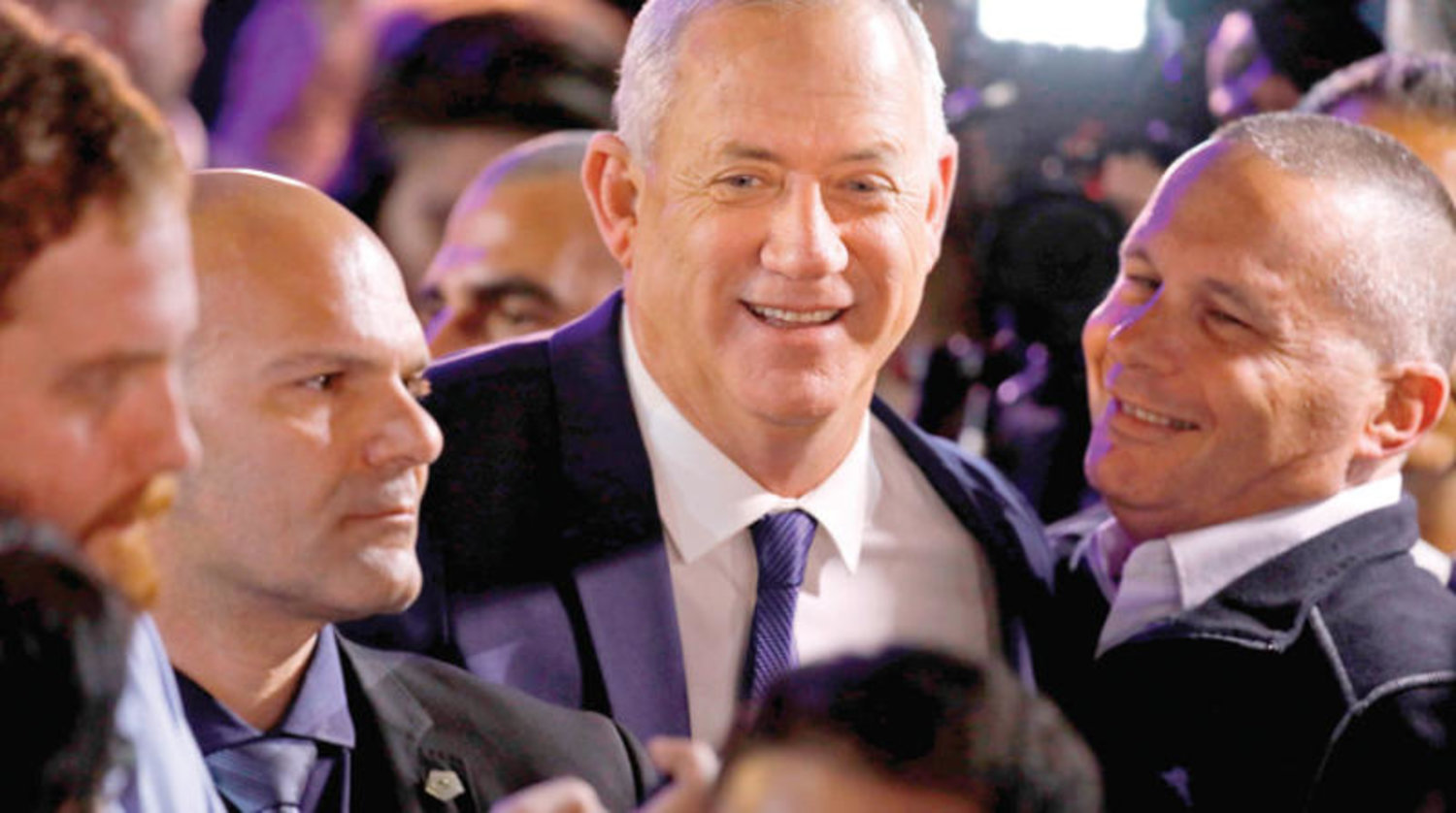 رئيس حزب «كحول لفان» مع الناخبين الداعمين له صبيحة الانتخابات الإسرائيلية في 3 مارس (أ.ف.ب)