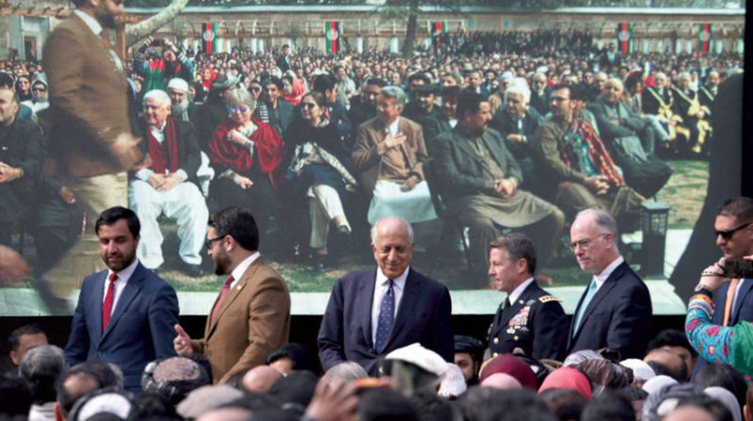 المبعوث الأميركي للسلام في أفغانستان زلماي خليل زاد (وسط) لدى حضوره تنصيب الرئيس أشرف غني (أ.ب)