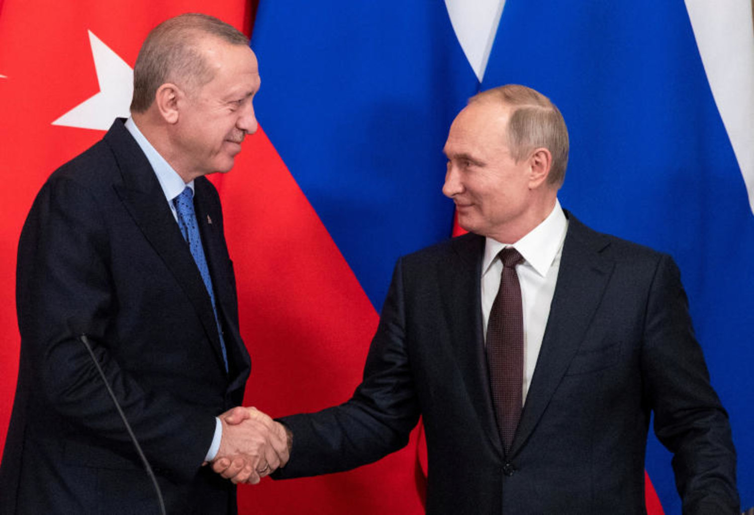 الرئيس الروسي فلاديمير بوتين يصافح نظيره التركي رجب طيب إردوغان خلال مؤتمر صحافي في موسكو (رويترز)