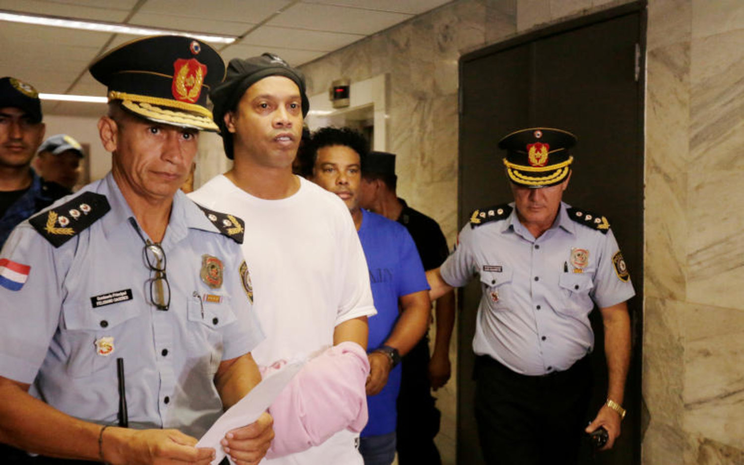 رونالدينيو نجم المنتخب البرازيلي لكرة القدم السابق يقبع بالسجن في باراغواي (رويترز)