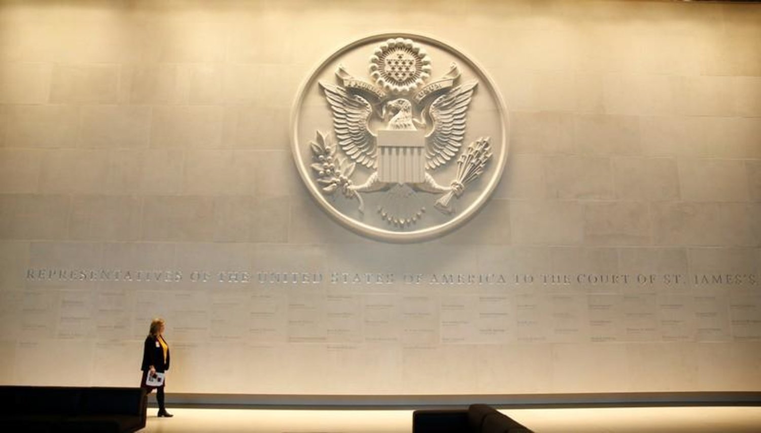 شعار وزارة الخارجية الأميركية عند مدخل مبنى الوزارة في واشنطن (أرشيفية - رويترز)