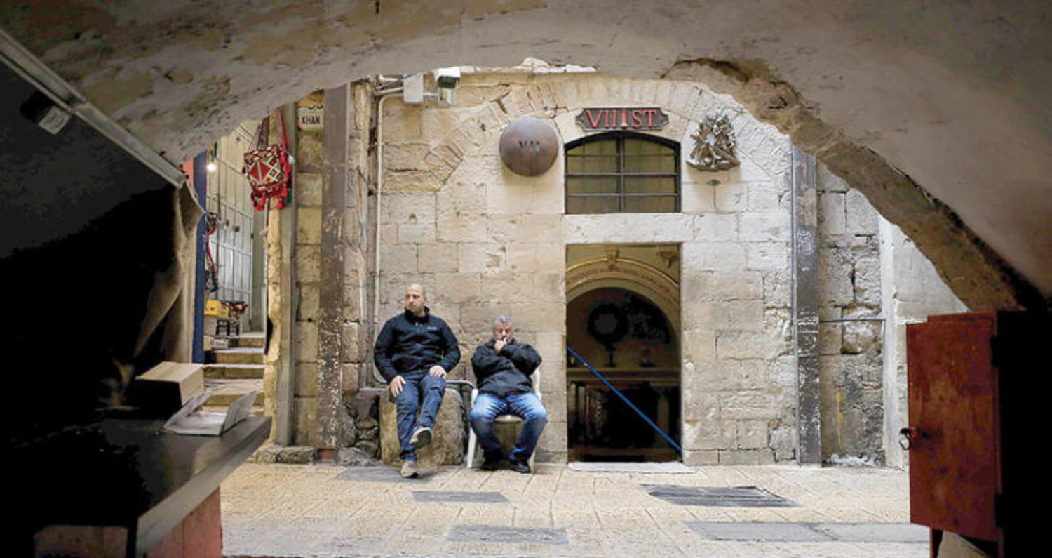 سوق شبه فارغة في القدس القديمة بسبب تراجع عدد السياح (أ.ف.ب)