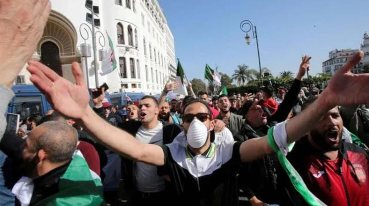 مخاوف انتشار «كورونا» تطرح نقاشاً حاداً حول «جدوى» استمرار الحراك الجزائري