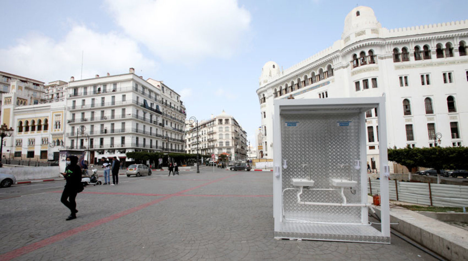 وسائل للنظافة والتعقيم وفرتها السلطات الجزائرية أمس في مدينة الجزائر (رويترز)