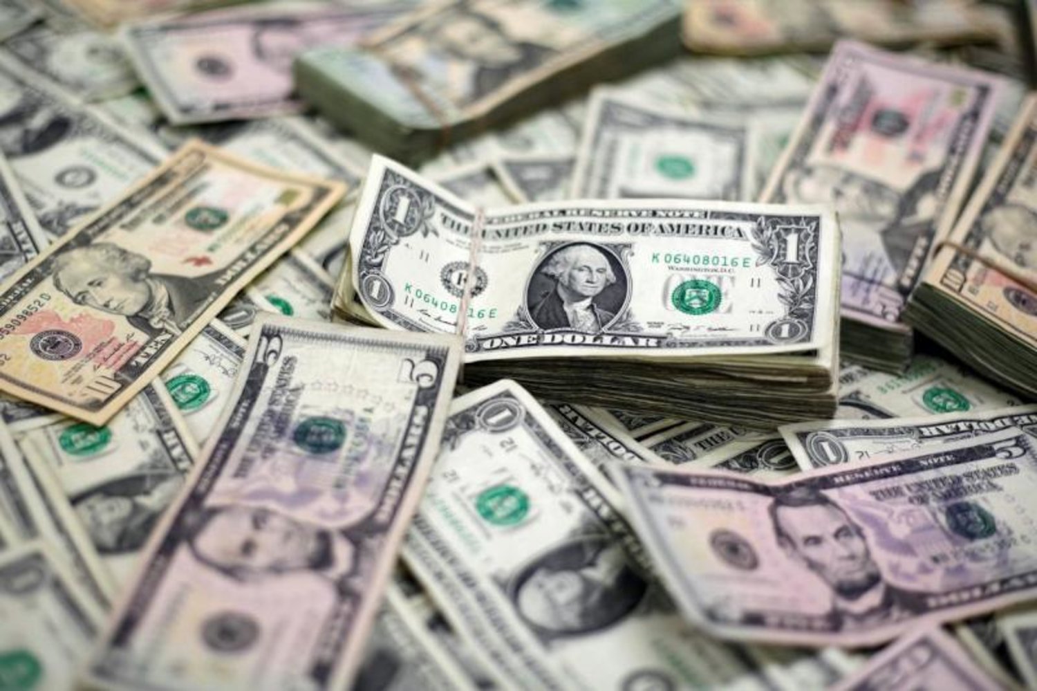 أوراق نقدية من الدولار الأميركي (أرشيف- رويترز)