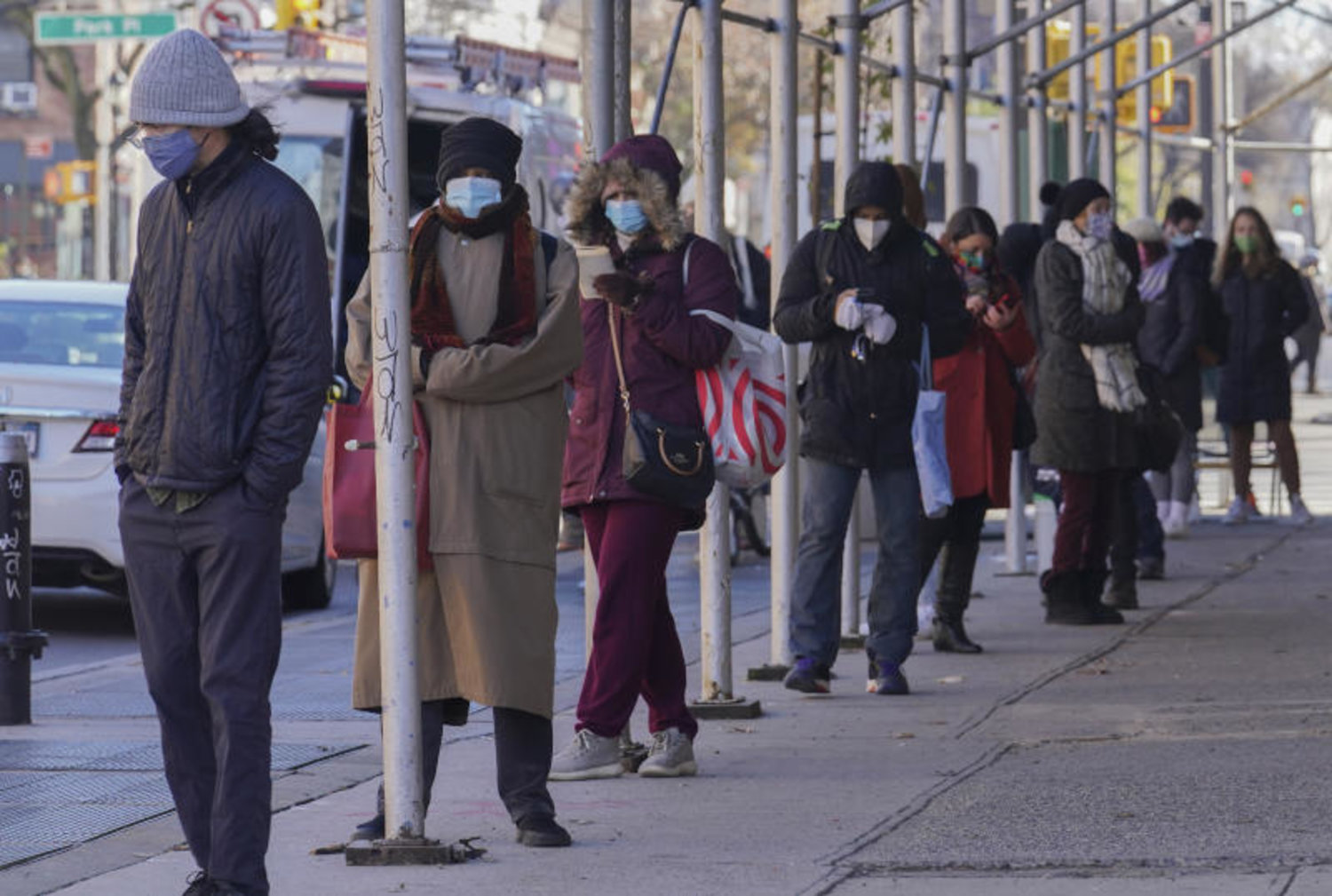 أشخاص ينتظرون في طابور لإجراء فحص فيروس كورونا في نيويورك (أ.ب)