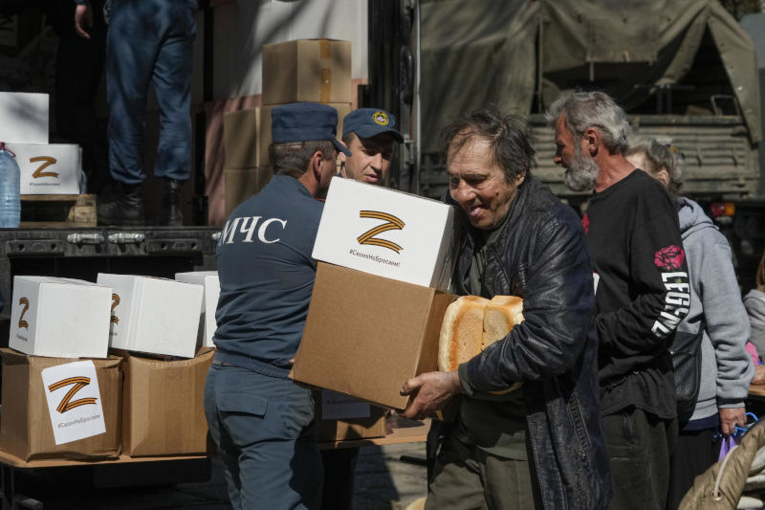 توزيع مساعدات روسية على سكان في ماريوبول (أ.ب)