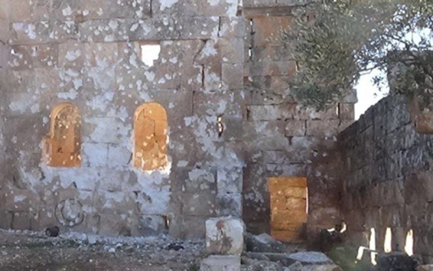 صورة لجدران موقع أثري في منطقة البارة تعرض لقصف من قبل قوات النظام جنوب إدلب (موقع البارة)