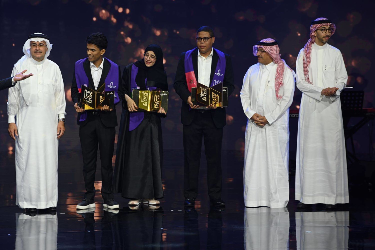 الفائزون بجائزة (أقرأ) مع وزير التعليم السعودي ورئيس أرامكو.