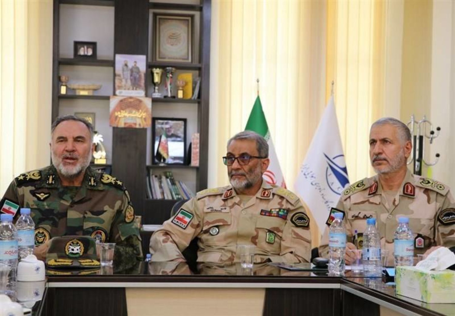 اجتماع مشترك بين قادة الجيش والشرطة الإيرانية (تسنيم)
