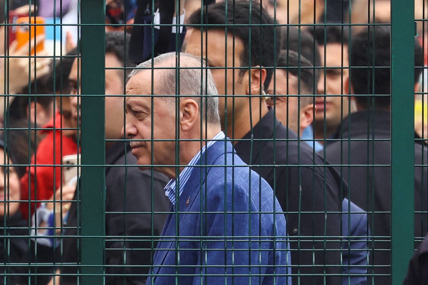 الرئيس التركي المنتهية ولايته رجب طيب إردوغان خلال التصويت في الجولة الثانية من انتخابات الرئاسة (رويترز)