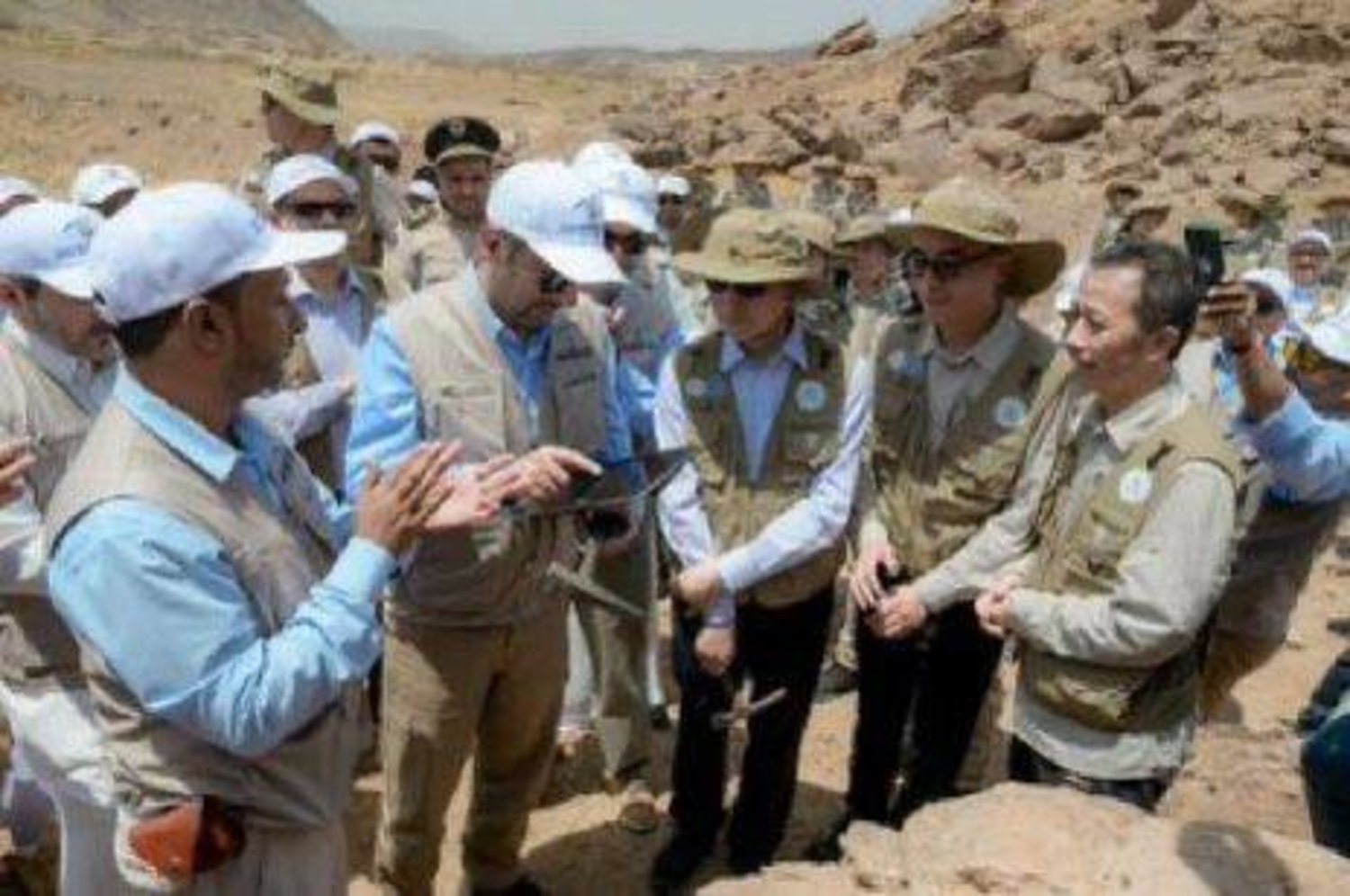 الوزير الخريف والمهندس الشمراني ورئيس «هيئة المساحة الجيولوجية الصينية» والقنصل العام الصيني بجدة غرب السعودية (الشرق الأوسط)