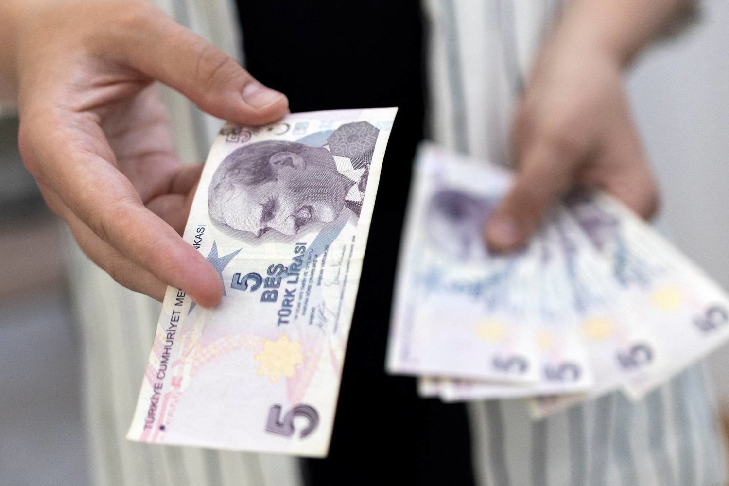 الليرة التركية تراجعت إلى 20.05 مقابل الدولار مع إعلان إردوغان فوزه في الانتخابات (أرشيفية - رويترز)