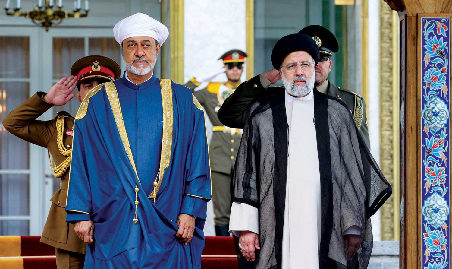 الرئيس الإيراني إبراهيم رئيسي يستقبل السلطان هيثم بن طارق في «مجموعة سعد آباد» (رويترز)