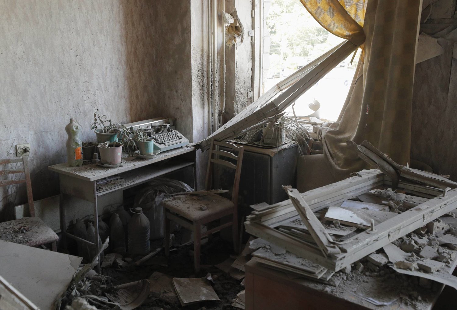 دمار لحق بمبنى إداري في كييف نتيجة قصف بالمسيرات المفخخة (إ.ب.أ)