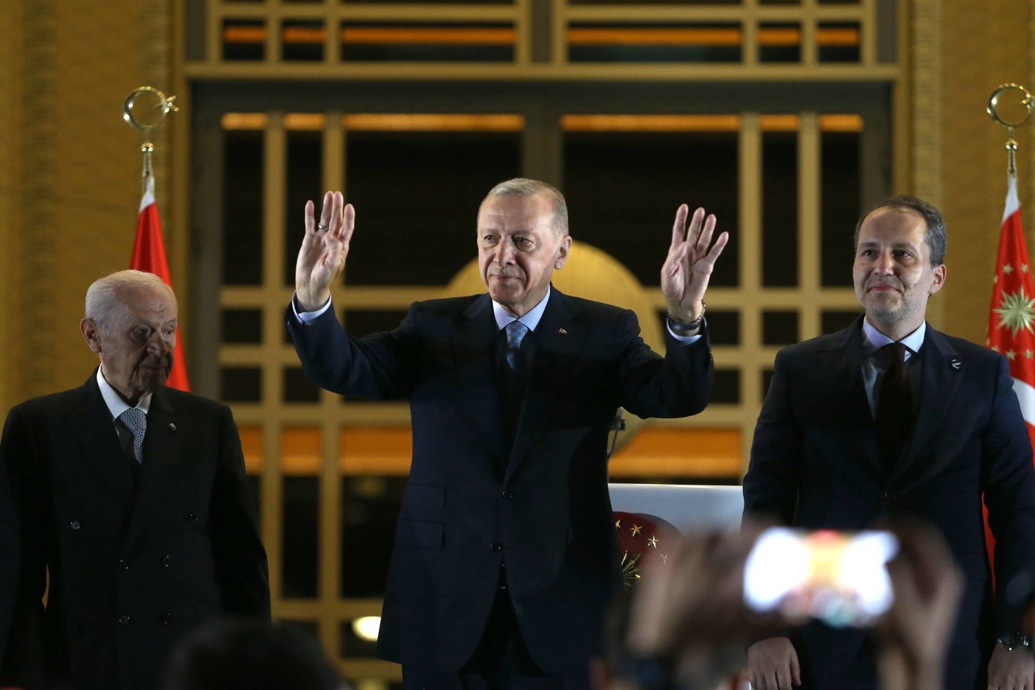 إردوغان يحيي مناصريه في باحة القصر الرئاسي في أنقرة أمس (إ.ب.أ)