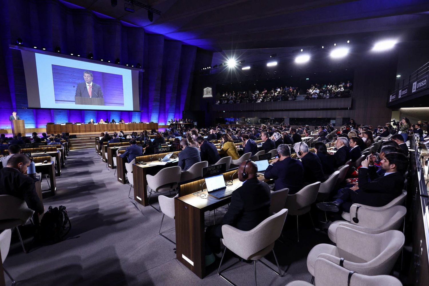 مشهد عام من الجلسة الافتتاحية من الجلسة الثانية من المفاوضات لوضع اتفاقية مستقبلية للحد من التلوث البلاستيكي في مقر «اليونسكو» بباريس (رويترز)