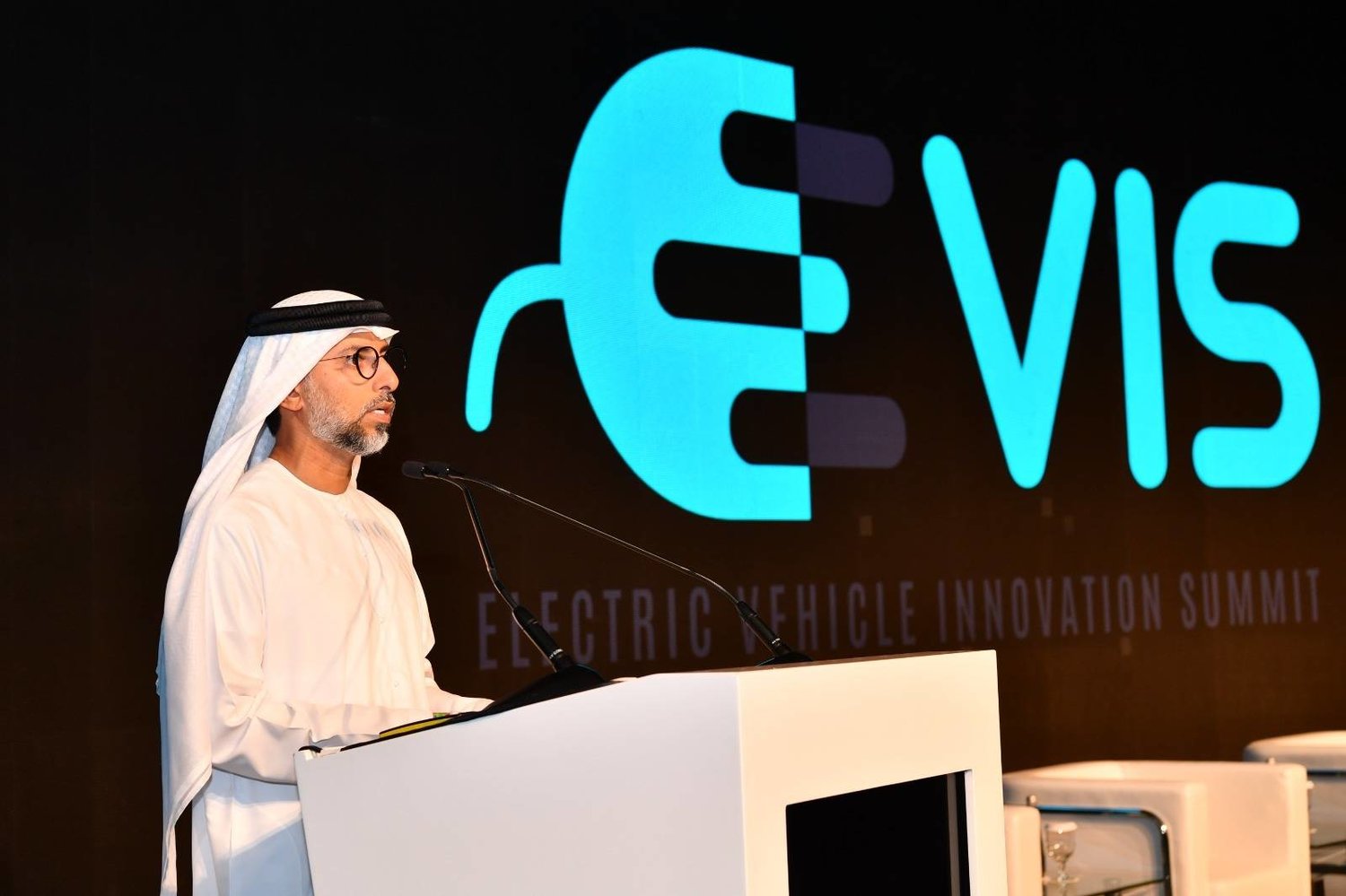 سهيل المزروعي وزير الطاقة الإماراتي متحدثاً خلال مؤتمر متخصص للسيارات الكهربائية في أبوظبي اليوم (وام)