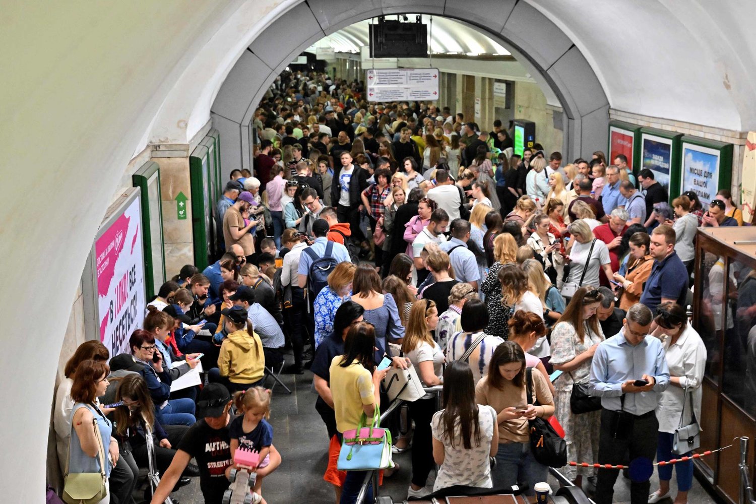مترو الأنفاق في كييف يعج بالمواطنين خلال ضربات صاروخية وبالطائرات المسيّرة يوم الاثنين (أ.ف.ب)