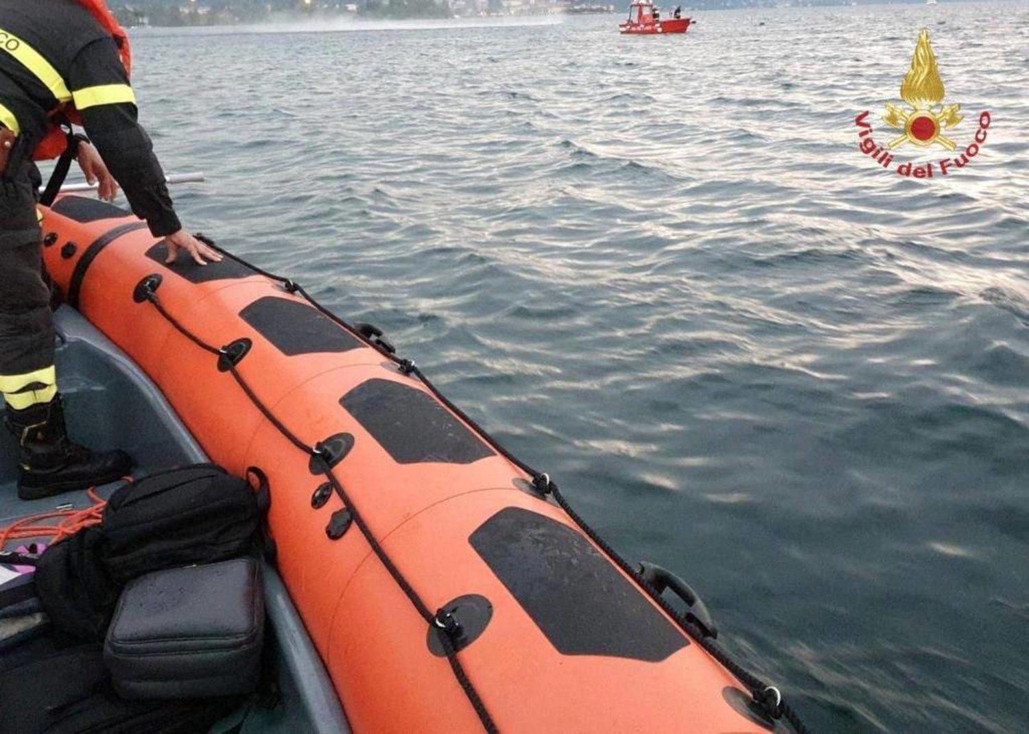 رجال إطفاء إيطاليون يبحثون عن ناجين من حادث غرق مركب سياحي في بحيرة ماجيوري (رويترز)