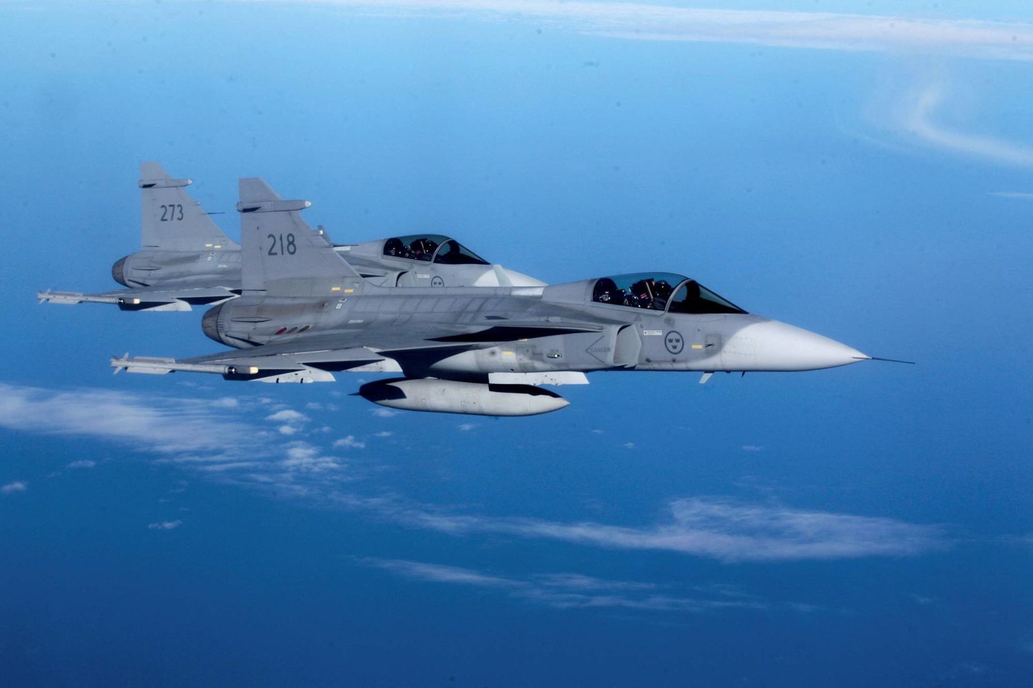 طائرتان مقاتلتان سويديتان من طراز «غريبن» خلال تدريبات جوية مشتركة لحلف الناتو (رويترز - أرشيفية)