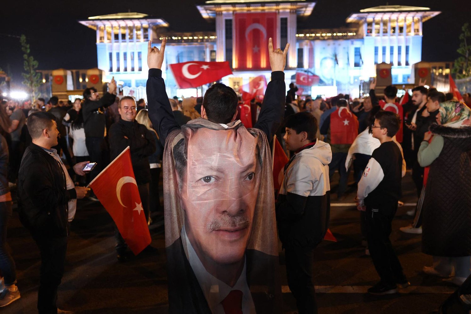 مؤيدون للرئيس التركي رجب طيب إردوغان أمام قصر الرئاسة للاحتفال بفوزه (أ.ف.ب)