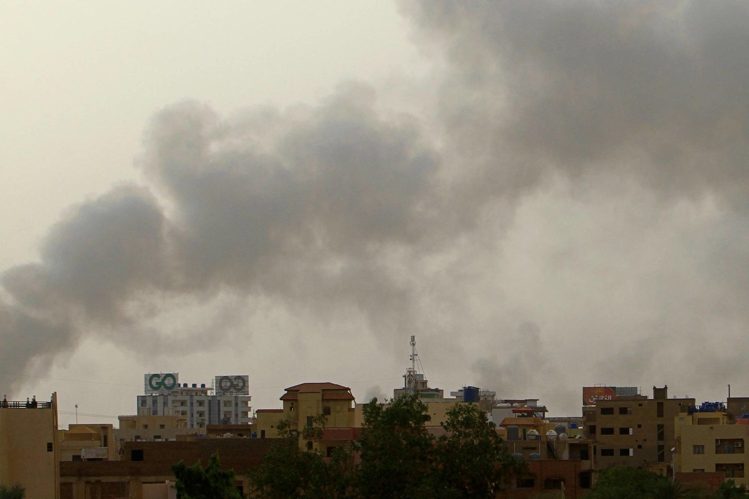 النيران تتصاعد فوق المباني في الخرطوم وسط استمرار القتال (أ.ف.ب)