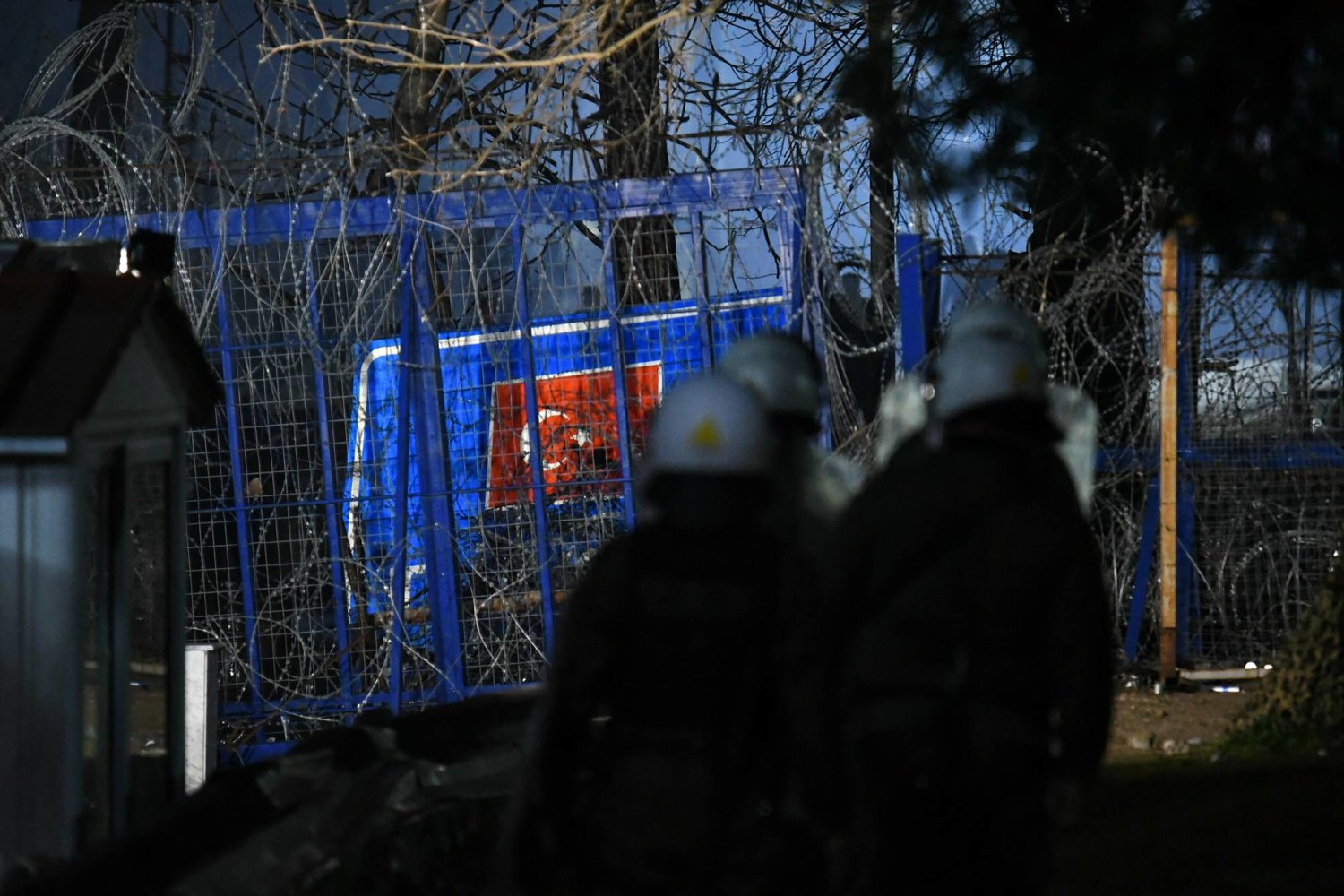 ضباط شرطة يونانيون يقفون عند معبر كاستاني الحدودي مع بازاركولي التركي في كاستانييس باليونان 12 مارس 2020 (رويترز)