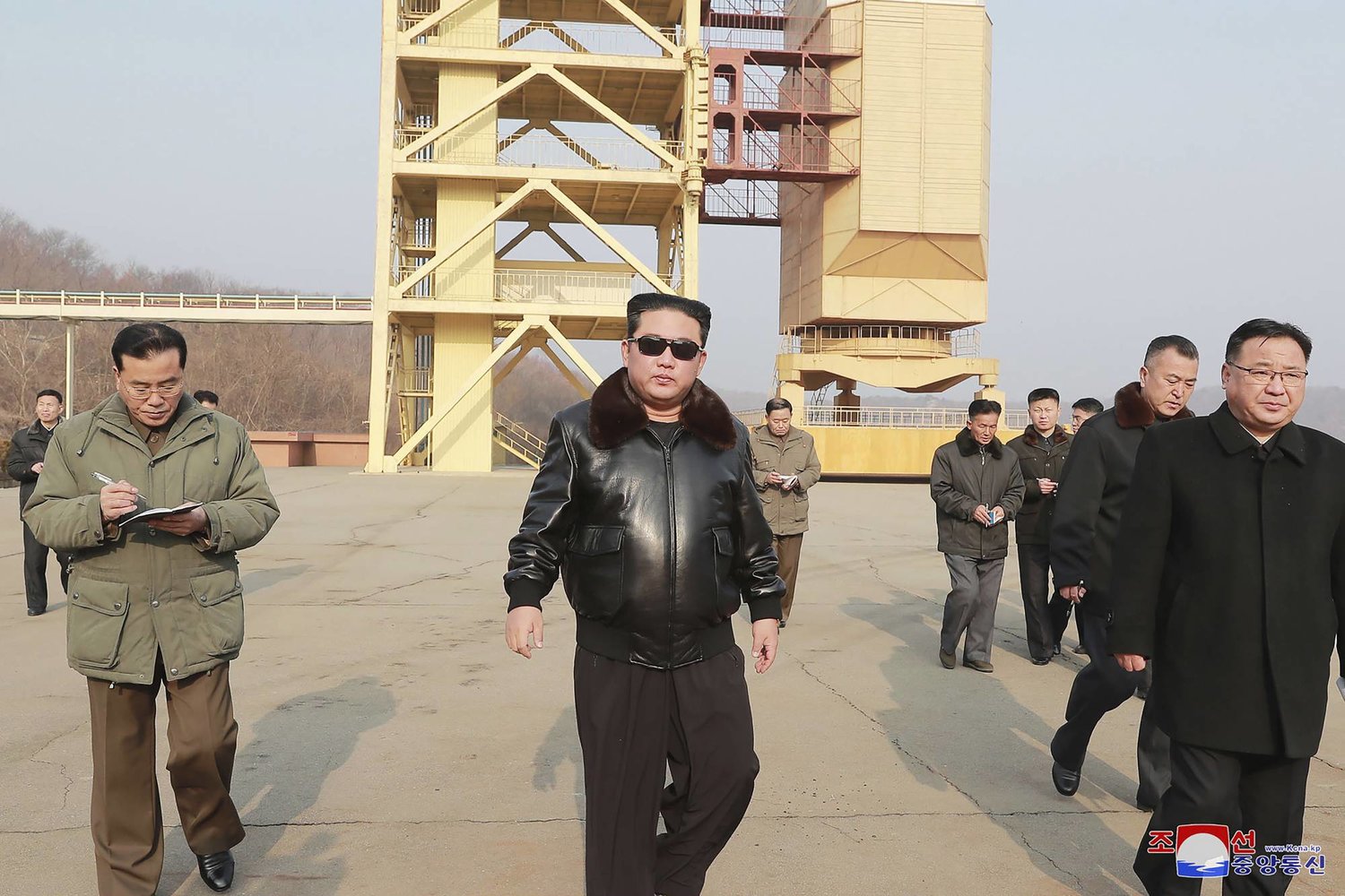 الزعيم الكوري الشمالي كيم جونغ أون خلال زيارته موقعا لإطلاق الأقمار الصناعية (ا.ب)