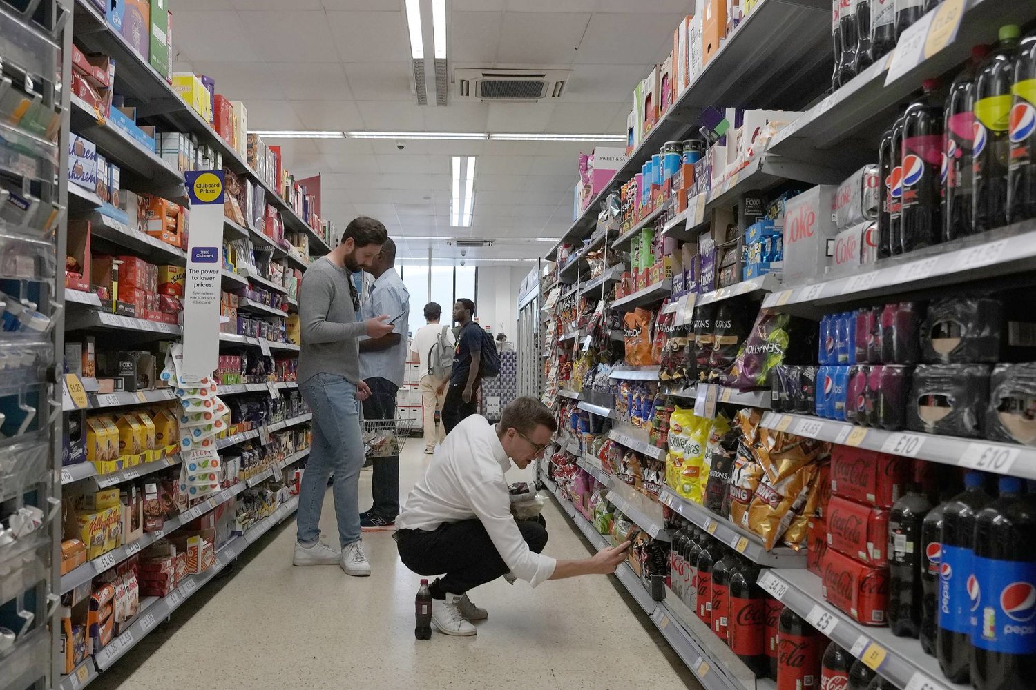 يشتري المتسوقون الطعام من سوبر ماركت في لندن ، الأربعاء ، أظهرت بيانات ارتفاع تضخم أسعار المتاجر في مايو الحالي إلى 9% على أساس سنوي - أ ب 
