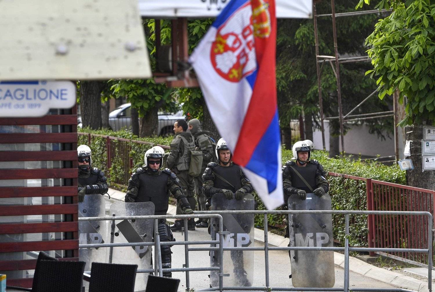 جنود من قوة «كفور» يحرسون مبنى بلدية يستهدفه الصرب باحتجاجاتهم (إ.ب.أ)