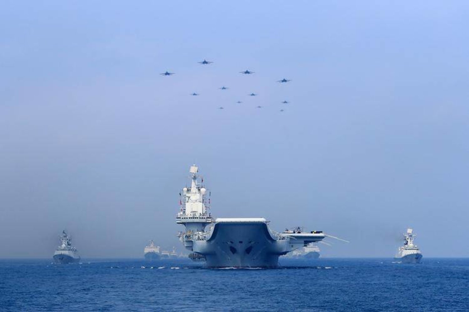 سفن حربية وطائرات مقاتِلة تابعة للجيش الصيني تشارك في عرض عسكري في بحر الصين الجنوبي (أرشيفية - رويترز)