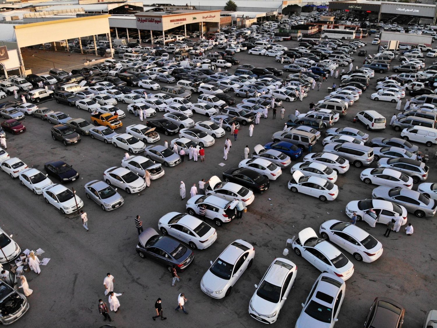 معرض السيارات في حي الشفاء بالرياض (الشرق الأوسط)