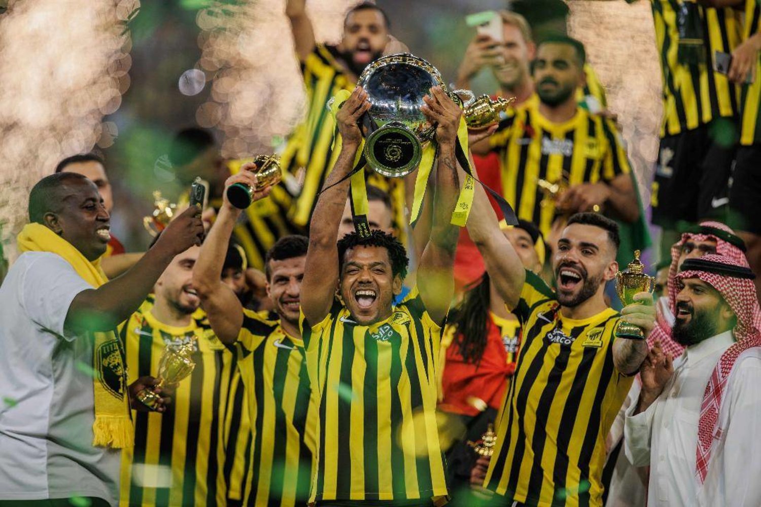 رومارينهو يرفع كأس البطولة عاليا (تصوير: عبد الله الفالح)
