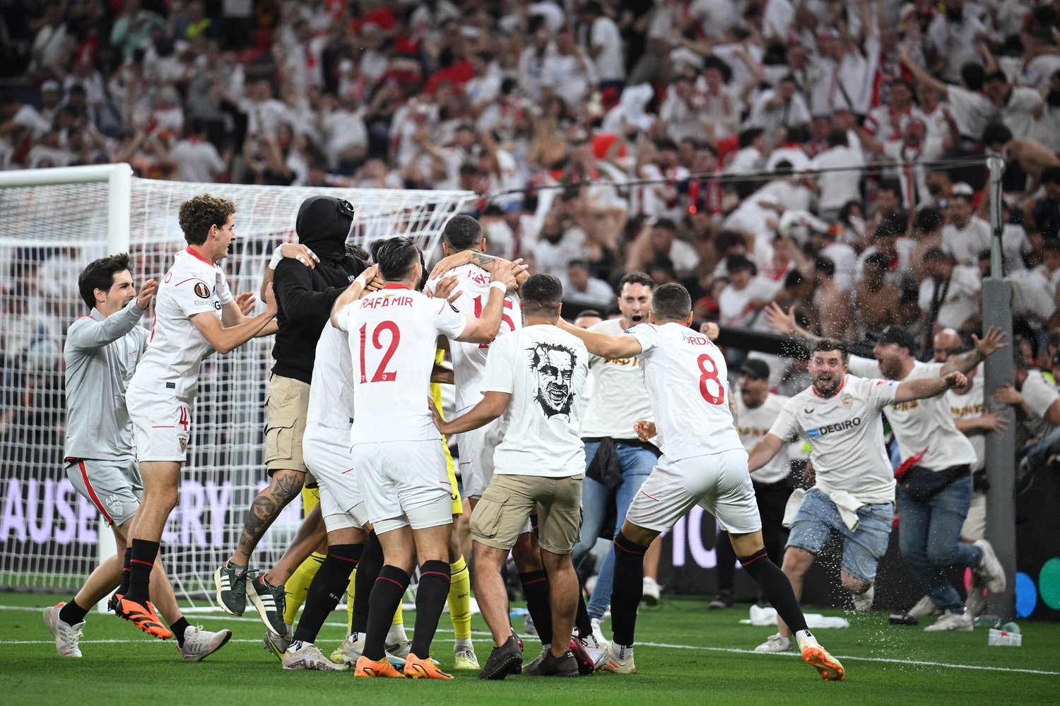 جماهير إشبيلية اقتحمت ملعب المباراة وشاركت لاعبيها فرحة الفوز باللقب الأوروبي (رويترز)