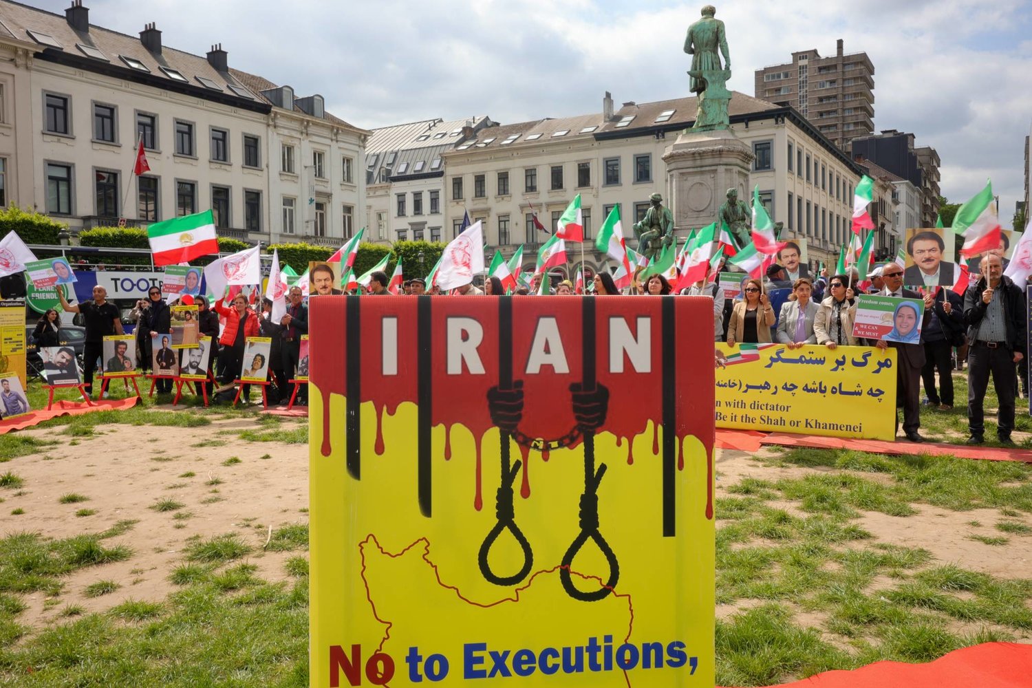 معارضون إيرانيون يرفعون لافتات مندِّدة بالإعدام في مظاهرة أمام البرلمان الأوروبي في بروكسل 24 مايو 2023 (إ.ب.أ)