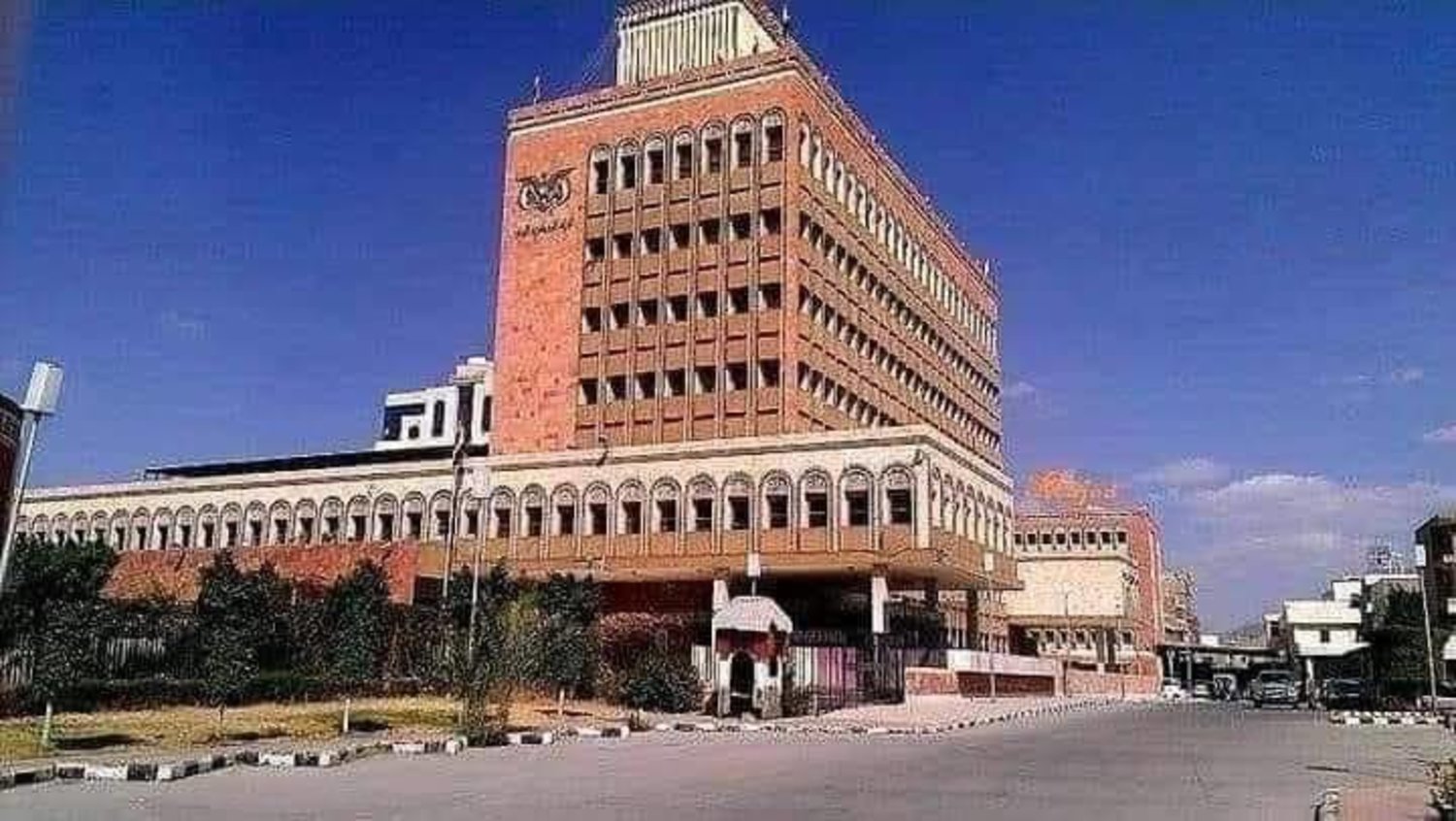 فرع البنك المركزي في صنعاء أداة لمصادرة أموال المودعين (إعلام حوثي) 