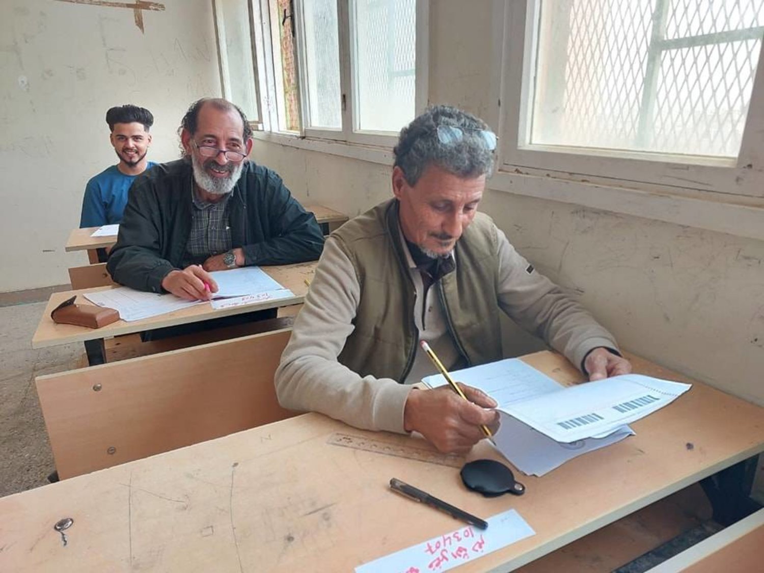 ليبيون مسنون يؤدون امتحان مرحلة التعليم الأساسي (وزارة التربية والتعليم)