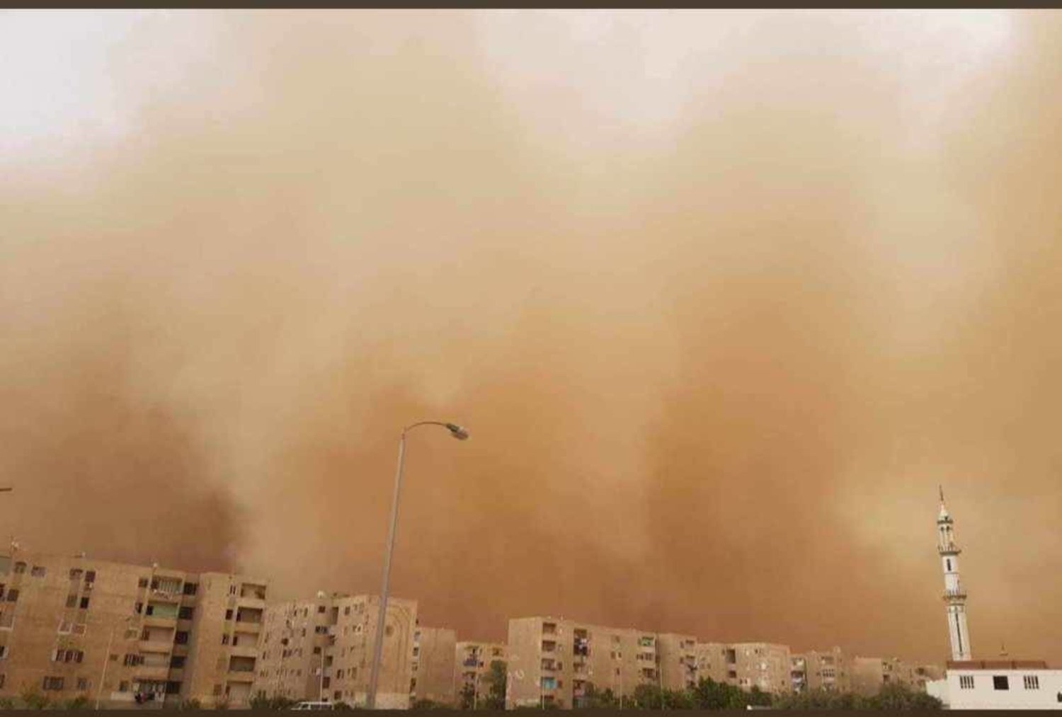 مدينة العاشر من رمضان خلال العاصفة الترابية (خاص - الشرق الأوسط)