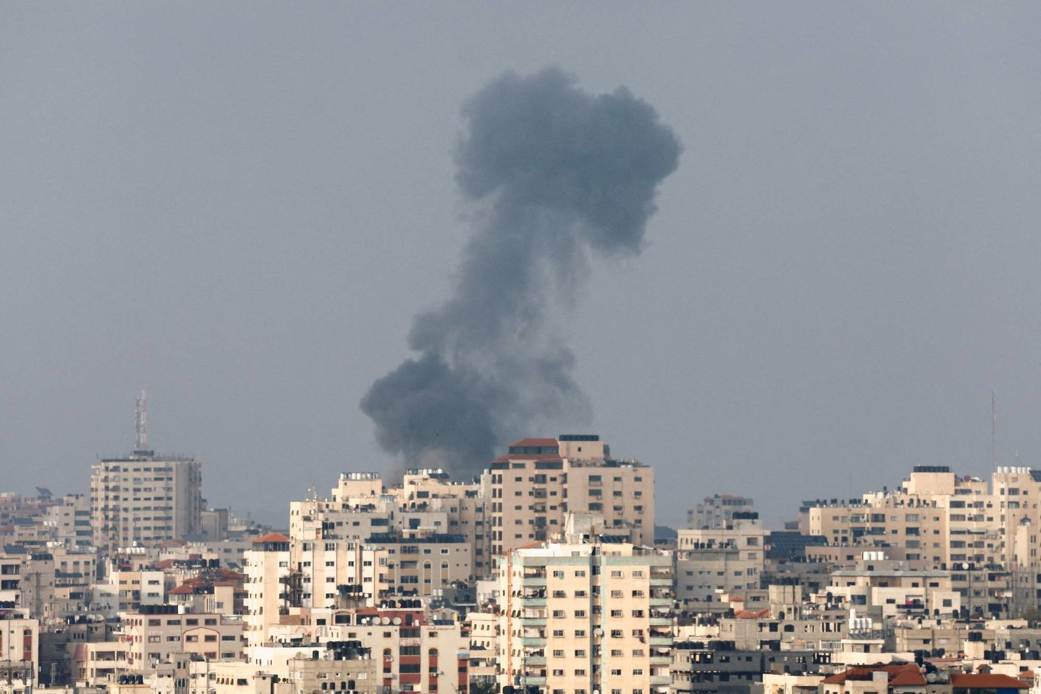 غارة إسرائيلية على غزة في 12 مايو الماضي (رويترز)
