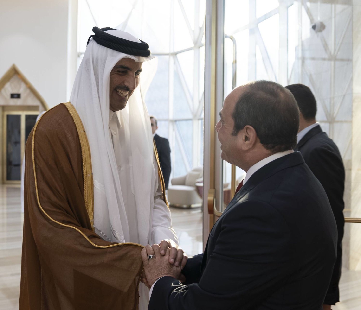 تميم خلال استقبال السيسي في الدوحة سبتمبر الماضي (الديوان الأميري القطري على «تويتر»)