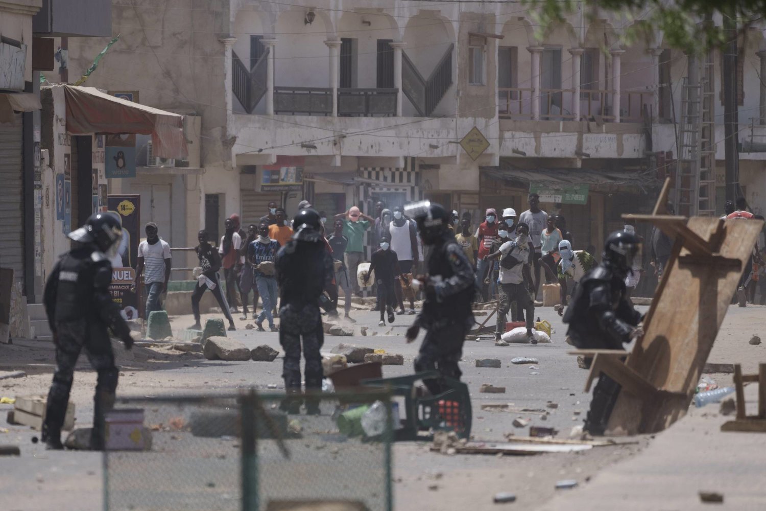 جانب من الاشتباكات بين الشرطة والمتظاهرين في دكار أمس (أ.ب)