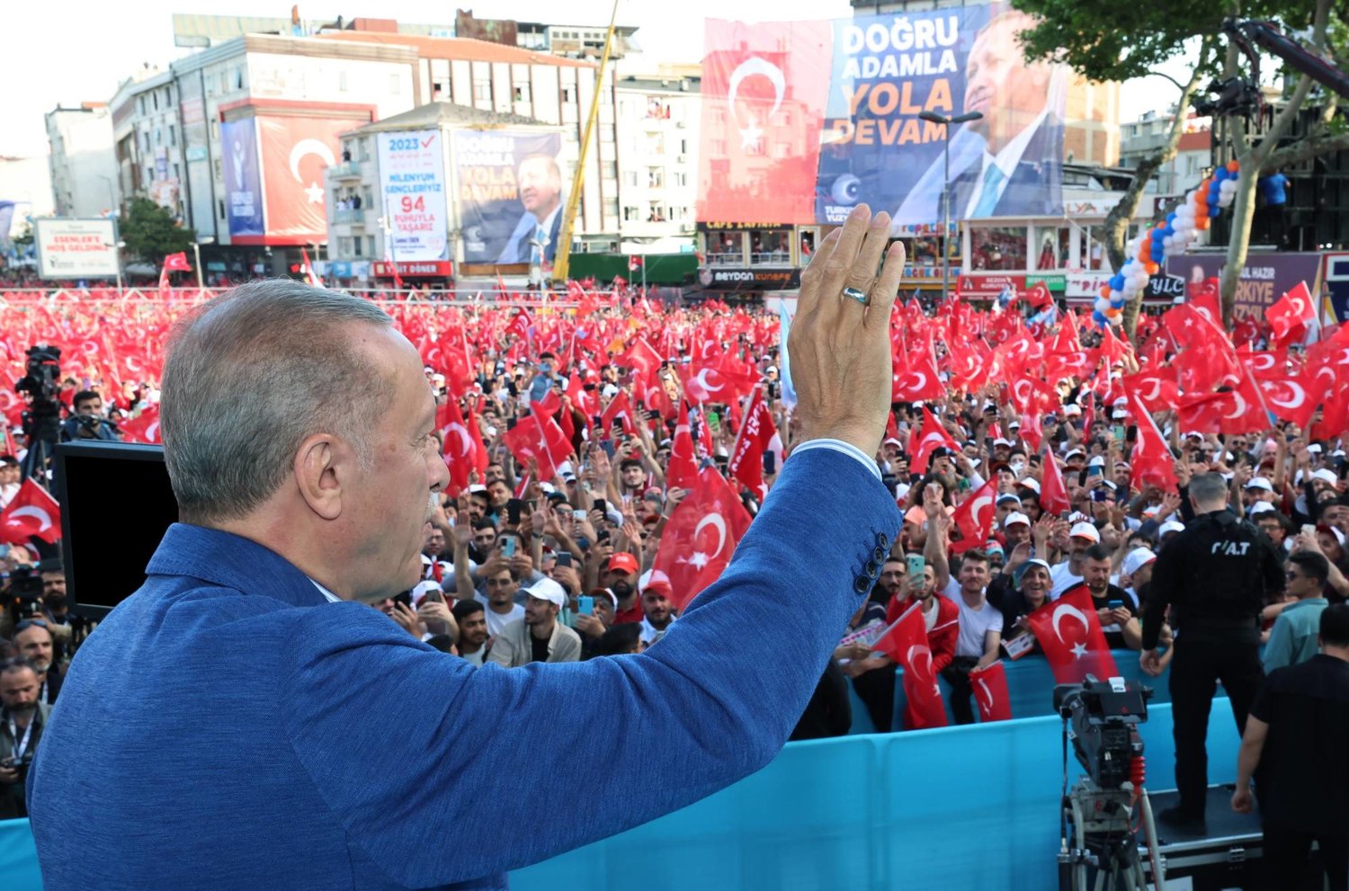 إردوغان مخاطباً أحد التجمعات لأنصاره أثناء حملته الانتخابية (الرئاسة التركية)
